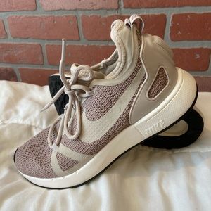 Nike women’s duel racer NWOT